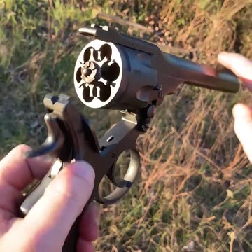 这后坐力你握得住吗 #国外合法拍摄国内请勿模仿 #武器科普 #实弹射击 #男人减速带 #靶场射击