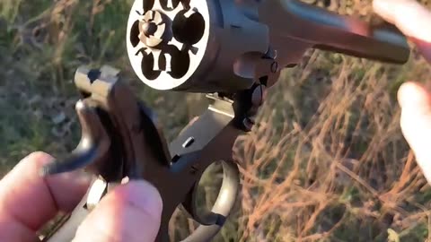 这后坐力你握得住吗 #国外合法拍摄国内请勿模仿 #武器科普 #实弹射击 #男人减速带 #靶场射击