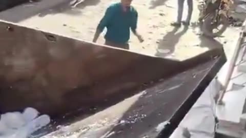 यूपी– नोएडा में फूड सेफ्टी विभाग ने 550 KG पनीर नष्ट कराया, बदबू आ रही, पनीर रोजाना NCR में सप्लाई
