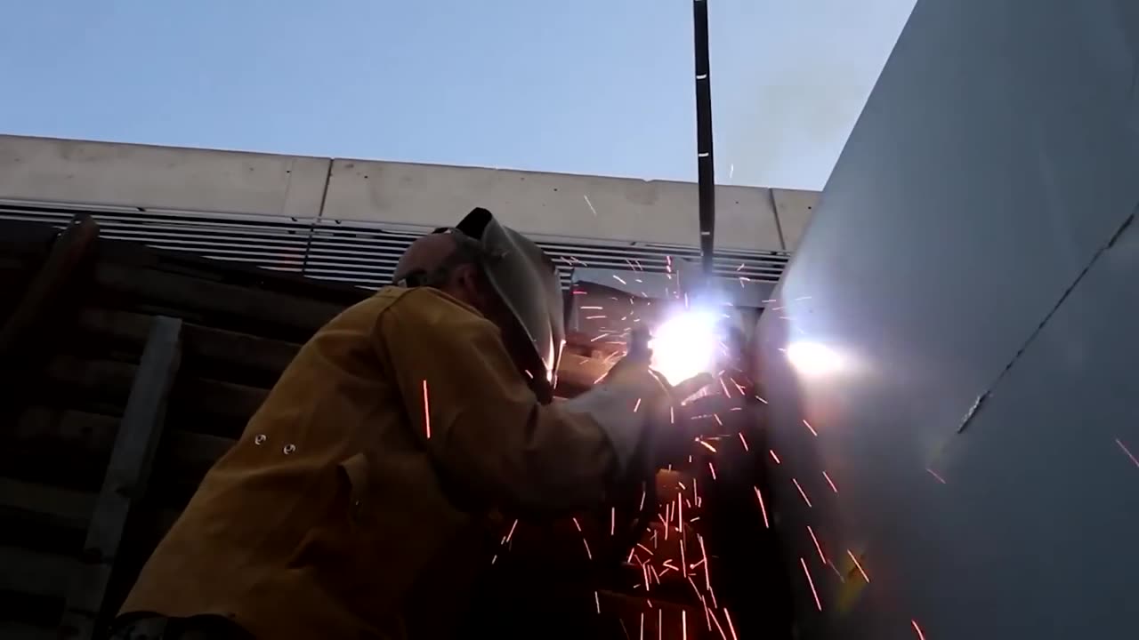 ⚡Illegal Migrant Caught Tangled in Razor Wire While Scaling US Border Fence