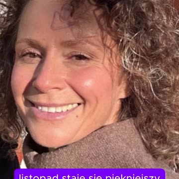 Monika Mrozowska kończy elewację nowego domu.