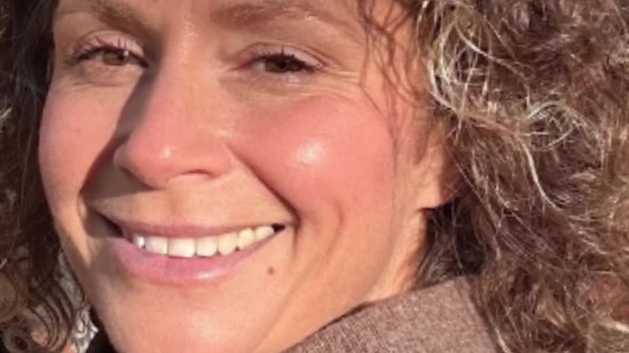 Monika Mrozowska kończy elewację nowego domu.