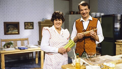 Karjalanpiirakoita ja raejuusto-munavoi.