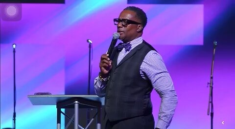 Ben Garrett - backing up preacher on organ 💃🏽🎶🎵🔥