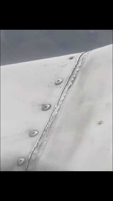 Pasajero graba tornillos sueltos en el ala de un Boeing en pleno vuelo