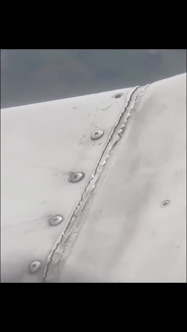 Pasajero graba tornillos sueltos en el ala de un Boeing en pleno vuelo