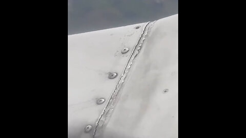 Pasajero graba tornillos sueltos en el ala de un Boeing en pleno vuelo