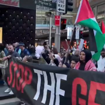 Little girl leads Gaza peace protest in Sydney, Australia 'Stop the bombing now!'