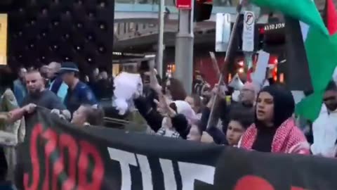 Little girl leads Gaza peace protest in Sydney, Australia 'Stop the bombing now!'