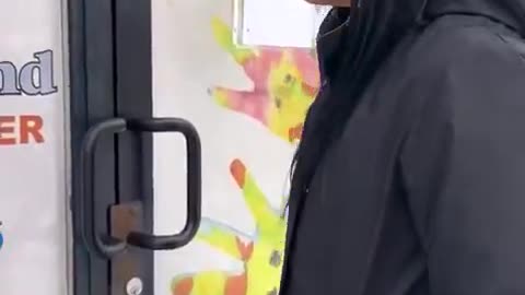 🚨🇺🇸🇸🇴 BREAKING: SOMALI FRAUD SUSPECTS SHOVE ATTORNEY OUT OF DAYCARE...