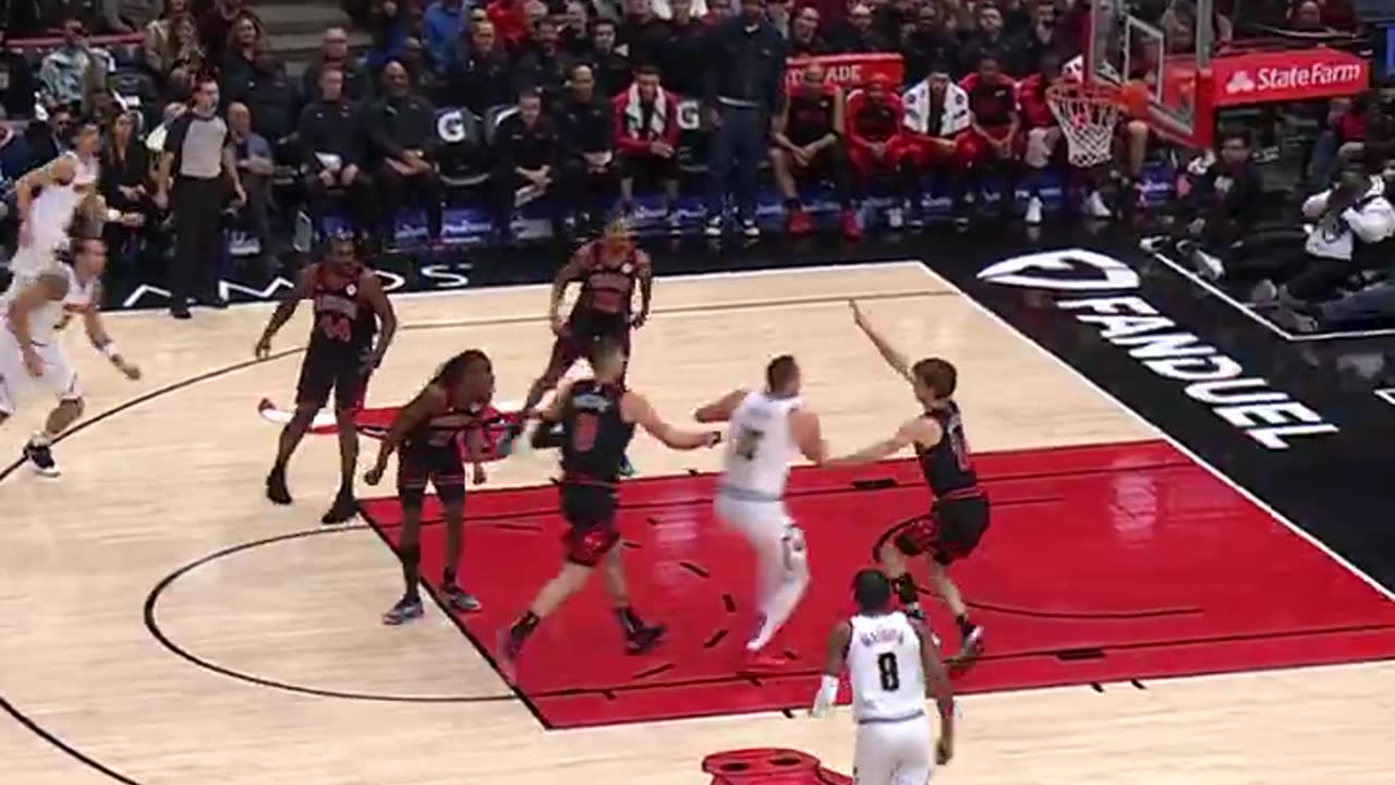 NBA - Jokić is dunking EVERYTHING tonight 😤