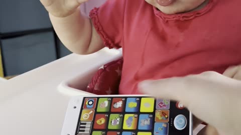 Baby Kayla got her first smartphone 📱😂