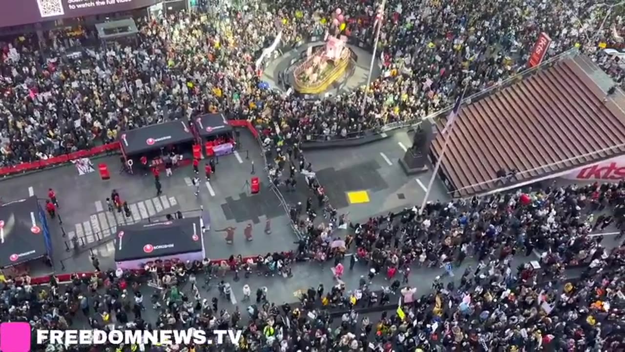 Large crowds gather in Times Square for ＂No Kings＂ protest in NYC.