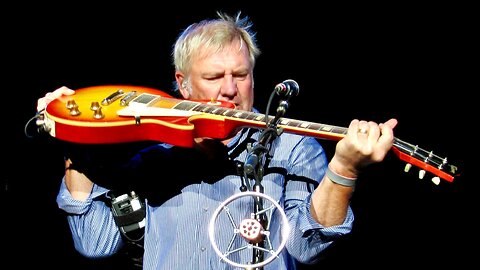 The moment that made me go buy a guitar 20 years ago... Alex Lifeson Goofing Around!