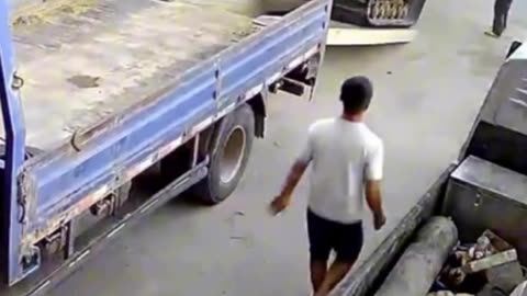 🚜😱 JCB Suddenly Starts Moving on Truck — Near Miss Accident!