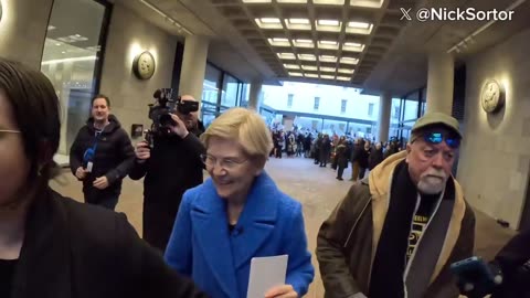 Elizabeth Warren ASSAULTS independent journalist