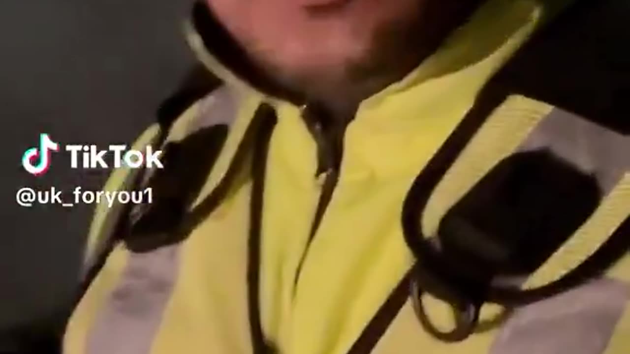 🚨MUSLIM POLICE OFFICER THREATENS TO BREAK MAN’S PHONE FOR