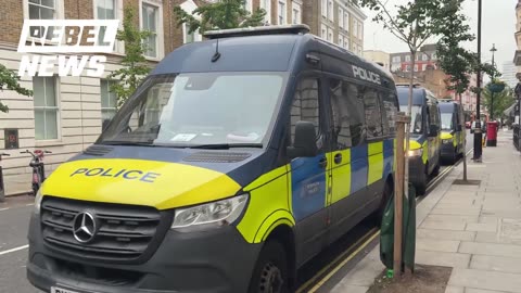 Six @metpoliceuk vans full of police outside Tommy Robinson’s court hearing this morning.