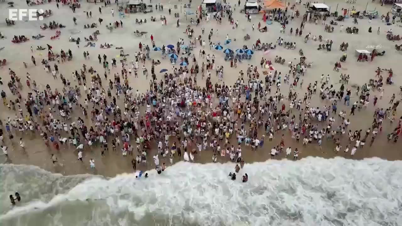 Cientos de fieles llegan a las playas de Río de Janeiro para rendir homenaje a Iemanjá