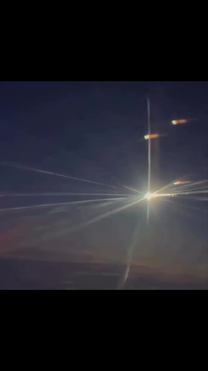 Un cometa ilumina el cielo nocturno de Moscú