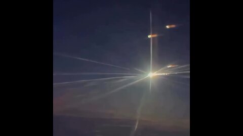 Un cometa ilumina el cielo nocturno de Moscú