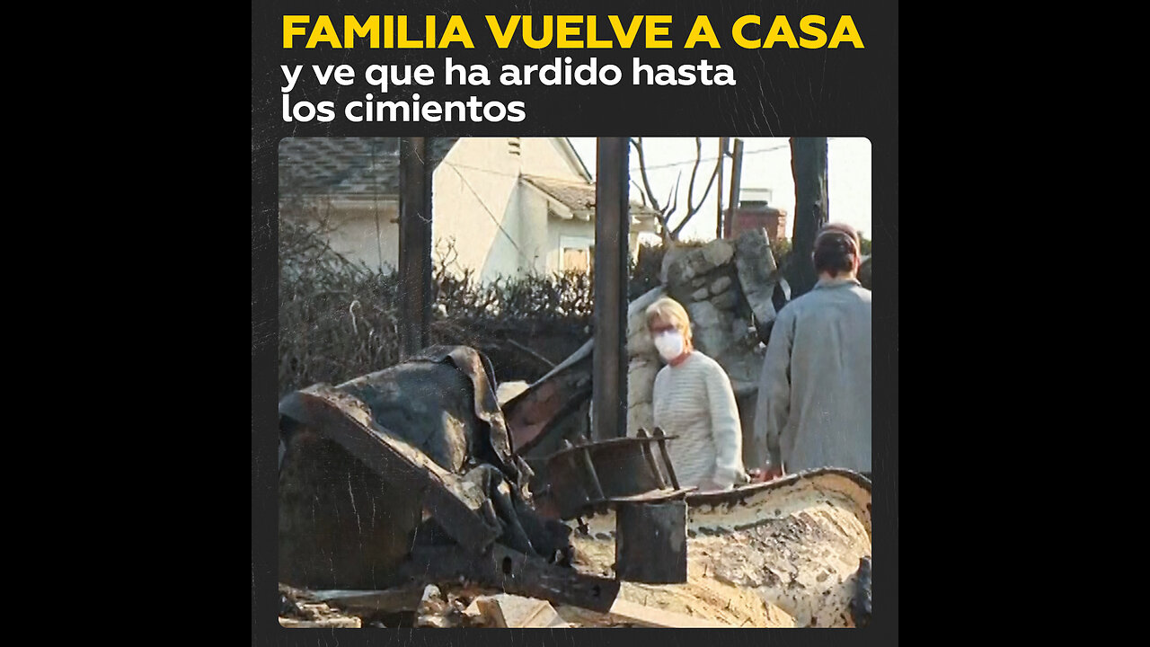 😢Familia contempla las ruinas de su casa destruida por el fuego en Los Ángeles