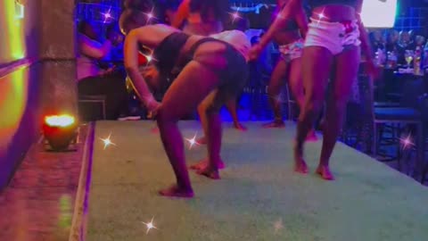 Girls in þhe club twerking.