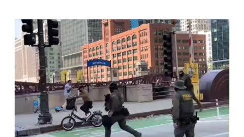 People Can't Stop Laughing At These Federal Agents Trying To Catch A Cyclist After He Yelled At Them