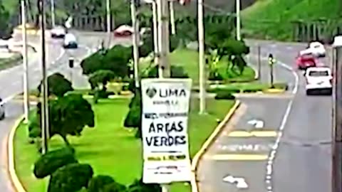 😰Parapente fuera de control cae con dos personas en plena autopista