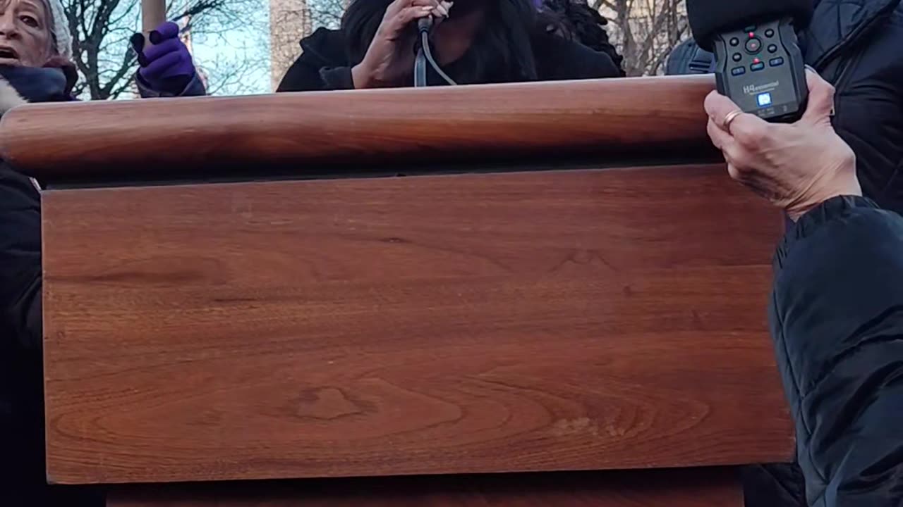 New Yorkers in NYC support migrants.