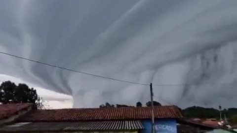 The General - BREAKING： Massive thundercloud engulfs Brazilian towns, creating terrifying visuals.