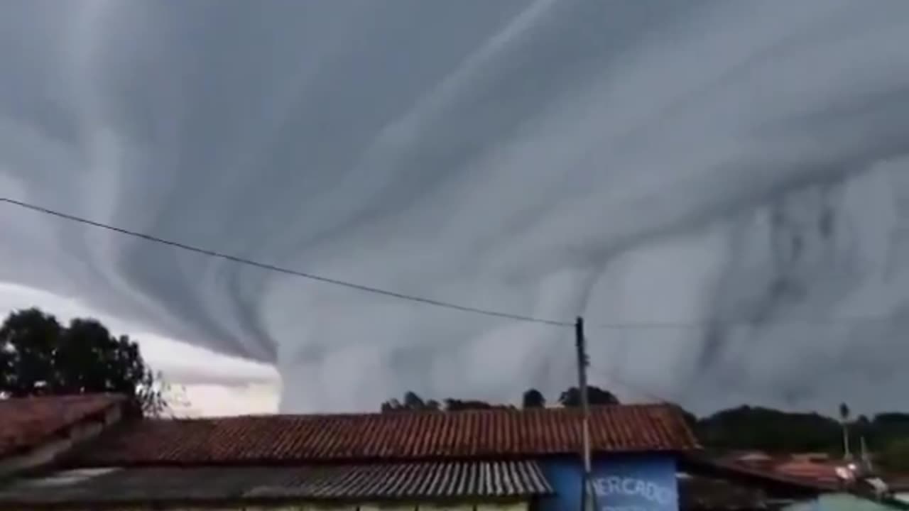 The General - BREAKING： Massive thundercloud engulfs Brazilian towns, creating terrifying visuals.