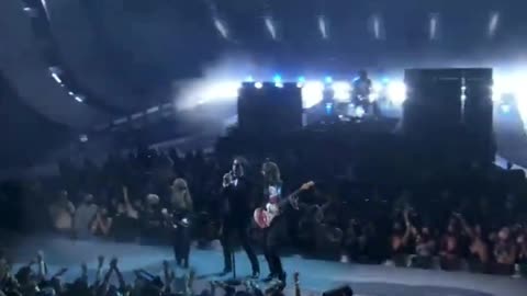 Måneskin destroys the AMAs stage with Beggin