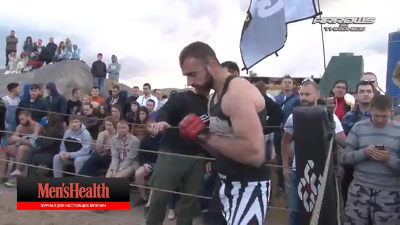 Boxer vs MMA fighter in Street Fight