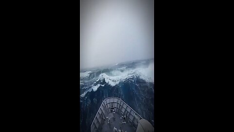 The ocean’s power can change everything in seconds🌊👀