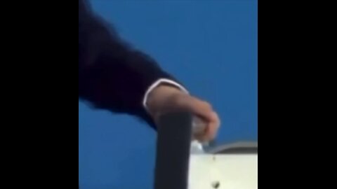 Trump presses hidden button to open up bulletproof Air Force One door 👀