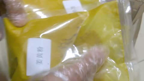 The 50 grams of turmeric powder purchased on 2025.com arrived and I took an unboxing video.