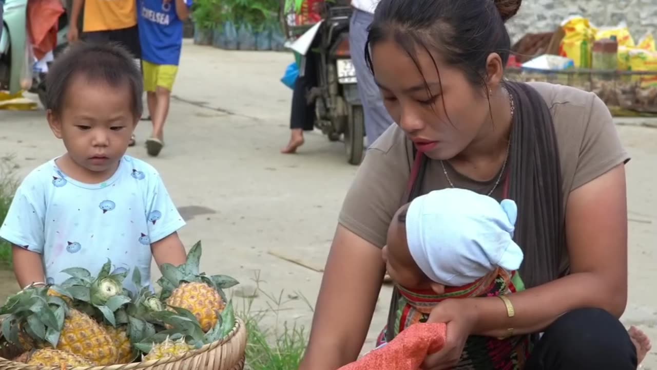 How to catch giant fish in the mud during the rainy season with your children