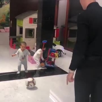 Watch this Cristiano Emotional moment with his family