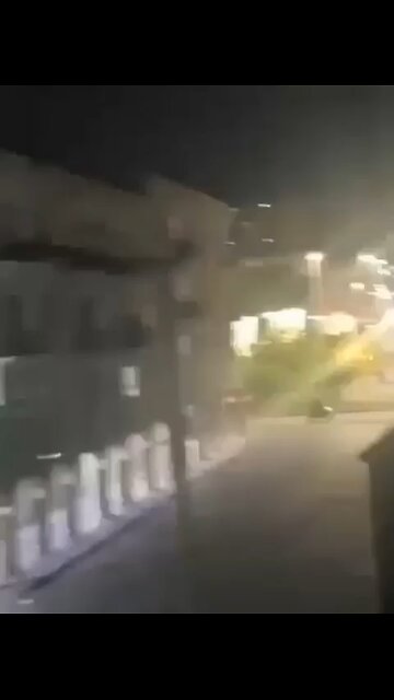 🚨🇻🇪 Armoured vehicles roll in as gunfire sends people running near Miraflores