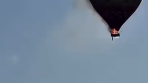 The video shows a real hot air balloon crash in Santa Catarina, Brazil