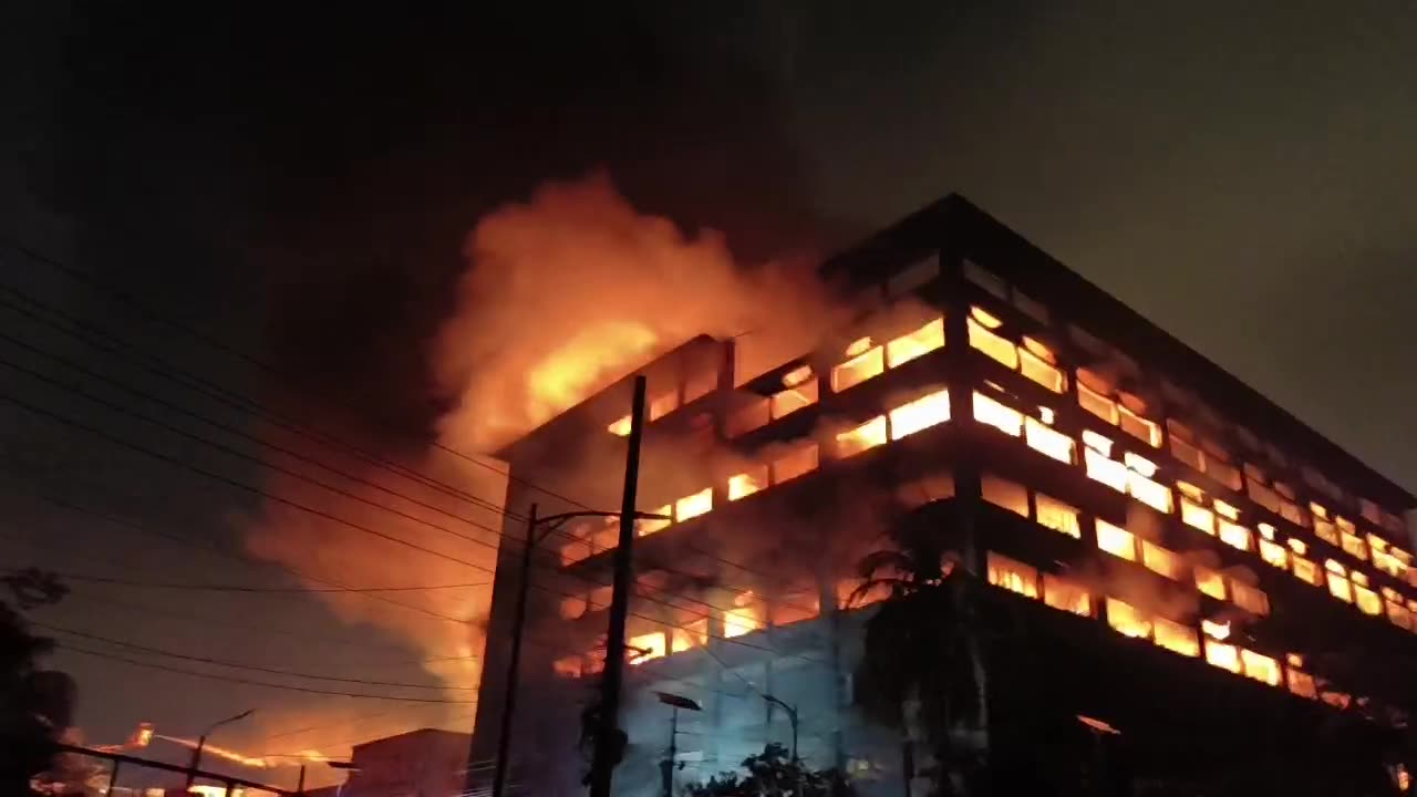 হাজার মানুষের ভাতঘর ৮ ঘন্টা যাবত জ্ব-ল-ছে…রোবট দিয়ে ছিটানো হচ্ছে পানি #AakboR #MrAkboR #IamaakboR