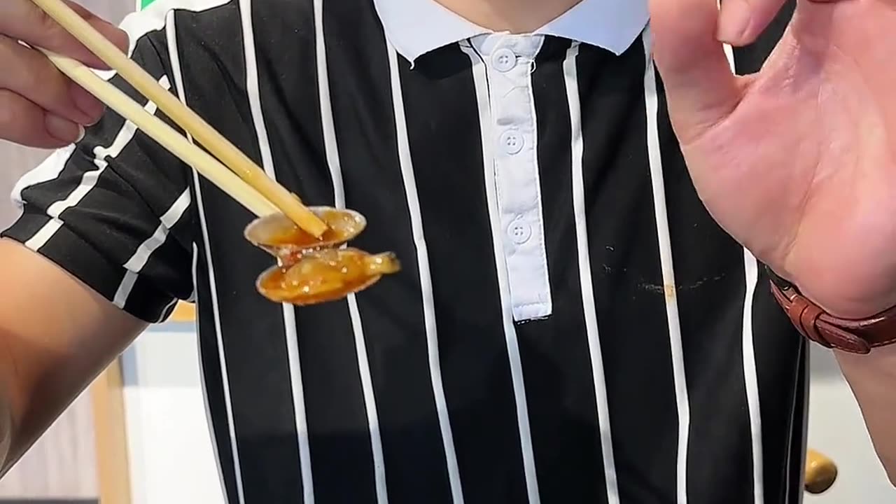 #好好吃饭大赛 夏天谁都躲不掉的一道菜花蛤炒虾#省饭课代表 #厨房小白 #大学生就业 @赵一鸣零食 #逛赵一鸣零食很忙实现愿望