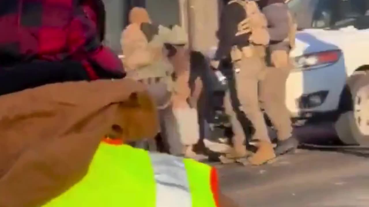 Μινεσότα: Πράκτορας με πολιτικά παίρνει το όπλο που είχε ο 37χρονος διαδηλωτής