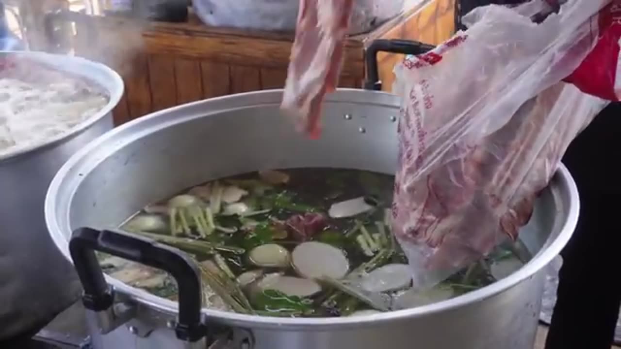 How They Make 400KG of Spicy Pork Bone Soup – You Won’t Believe Your Eyes!