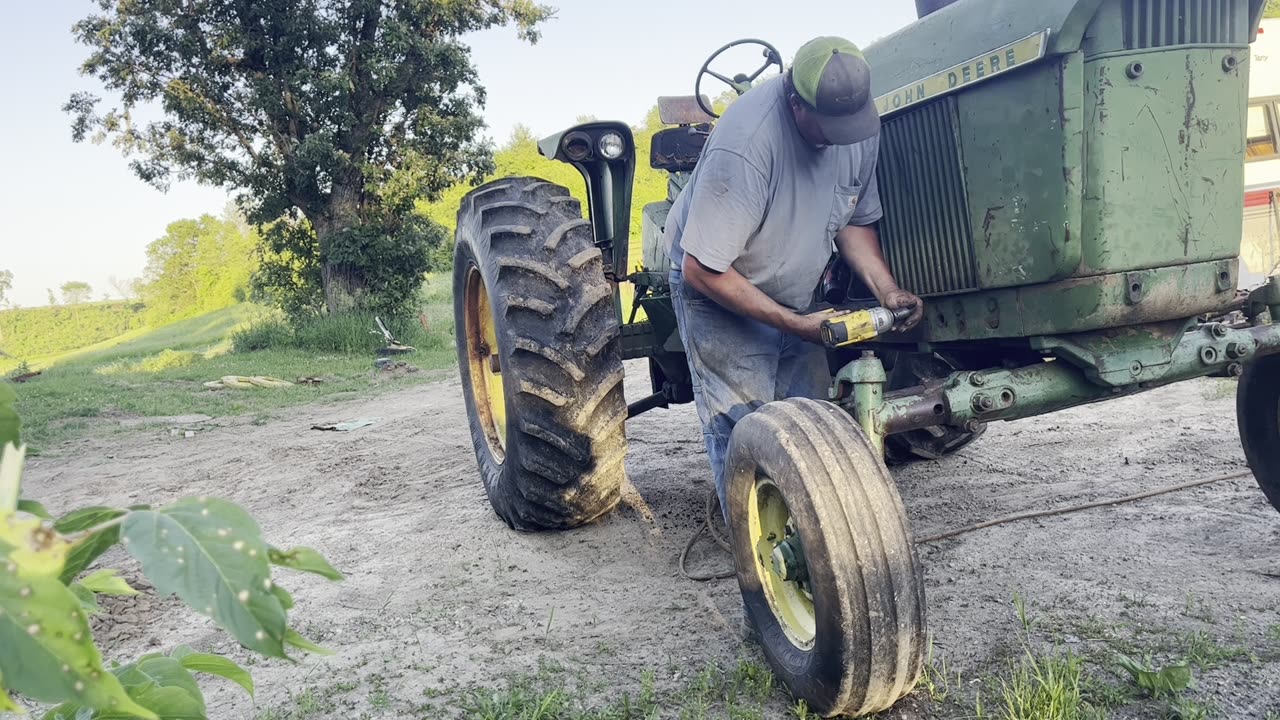 Abandoned! Fixing up a cheap 4020 John Deere