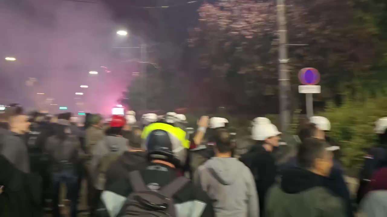 Beogradi ndizet nga protestat, hidhen bomba molotov drejt parlamentit serb