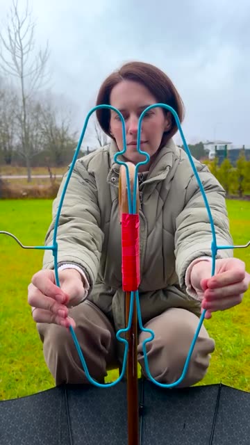 Turn simple hangers into a hands-free umbrella - genius! 🔧☔️