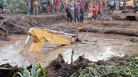 evacuate the excavator that sank in the lake