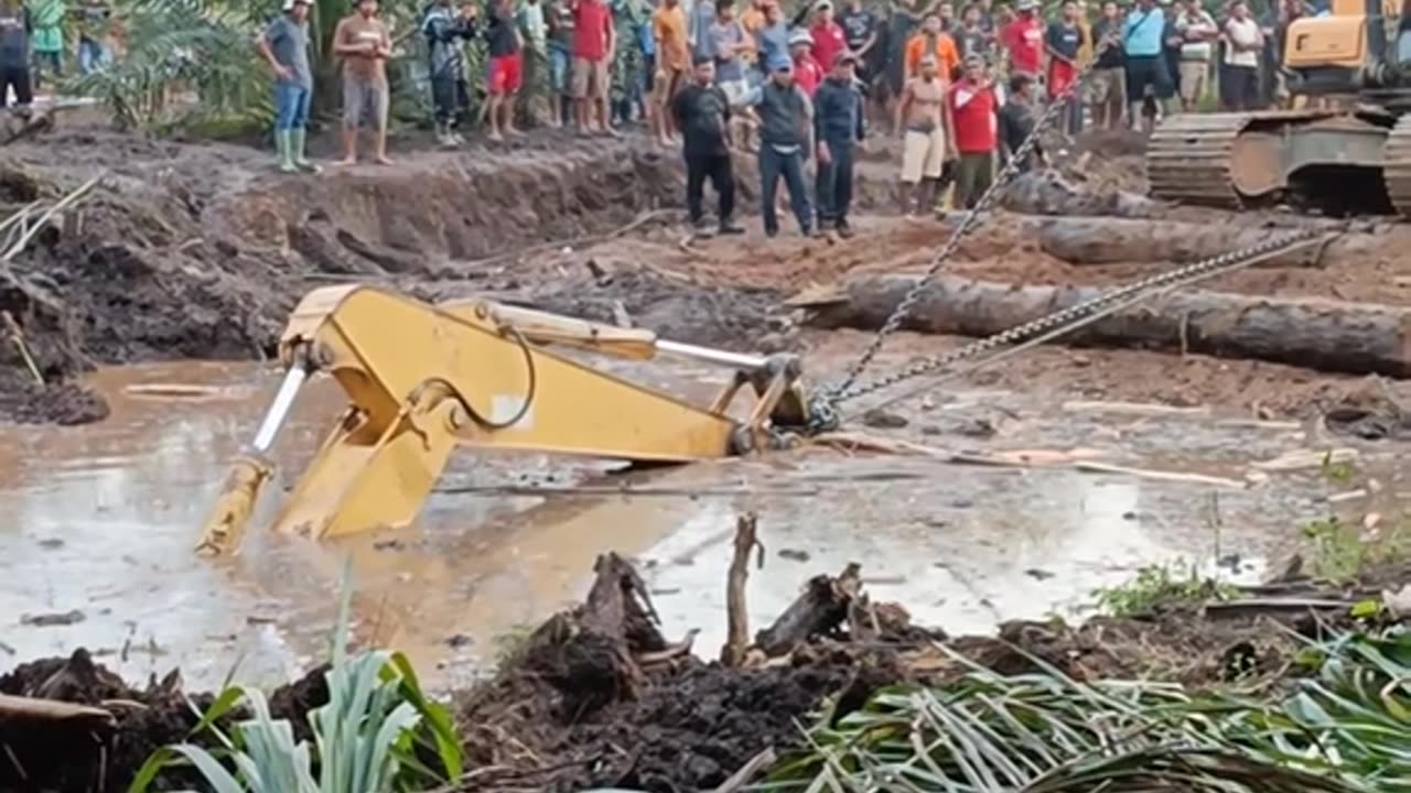 evacuate the excavator that sank in the lake